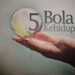 main akrobat dengan lima bola