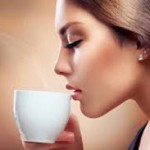 wanita cantik minum kopi