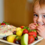 anak makan buah dan sayuran