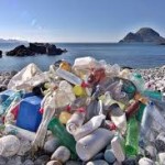 Plastik-bukti parahnya pencemaran Laut Indonesia