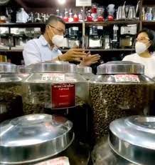 Kios Kopi Suradi Jadi Langganan Pejabat