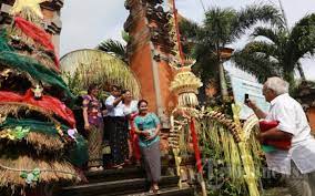 Ngejot Dan Penjor Pada Perayaan Natal Di Bali